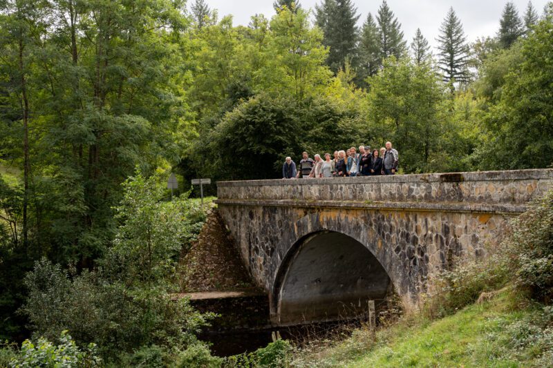 Les artistes, les commanditaires, l'équipe de Pointdefuite et Charline Claveau - Vice-présidente en charge de la culture, des langues et cultures régionales et du patrimoine à la Région Nouvelle-Aquitaine - sur le pont Rouchaud, septembre 2025. Crédit photographique : Barbara Fecchio